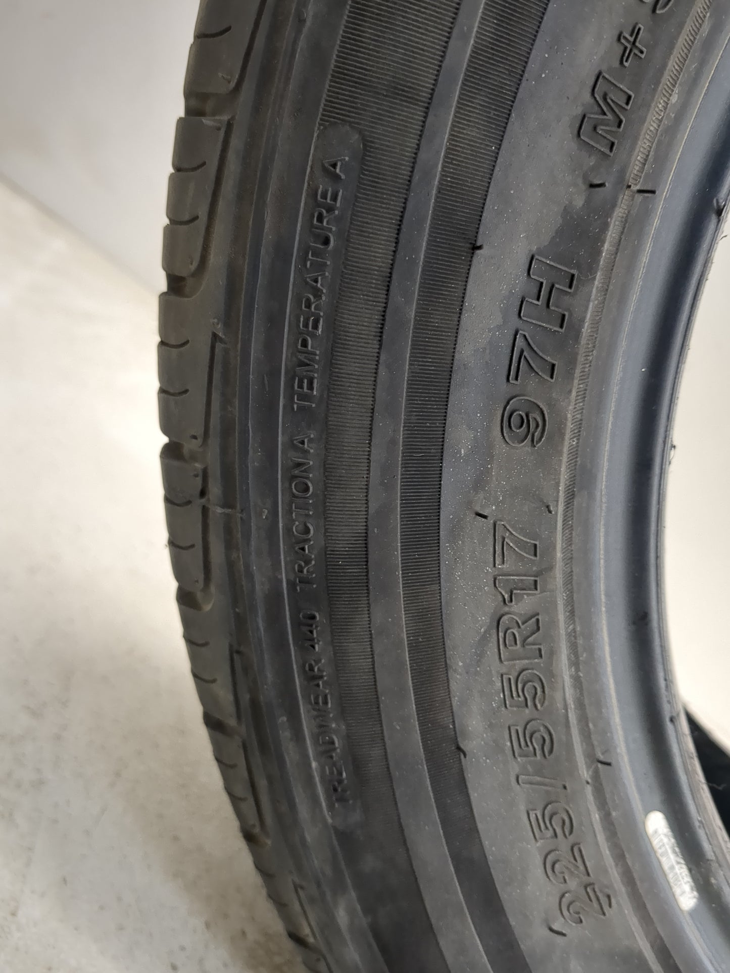 Used Tire 225/55R17 IRONMAN GR906 97H - Tread Depth 10/32 - Oemusedautoparts1.com