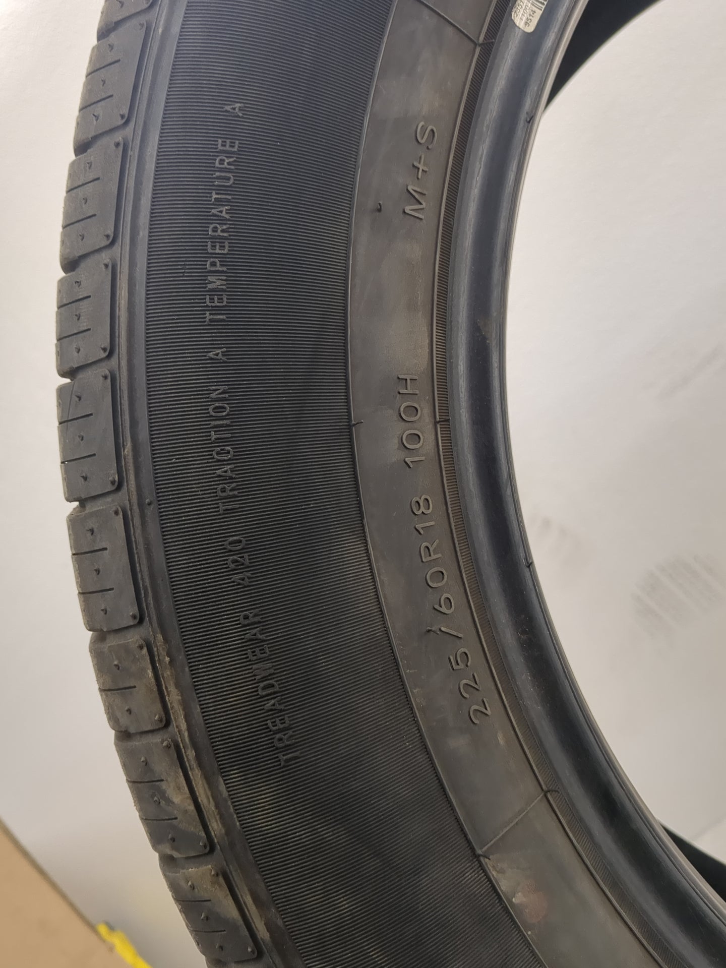 Used Tire 225/60R18 IRONHEAD REFLEX IHO1 100H - Tread Depth 9.5/32 - Oemusedautoparts1.com