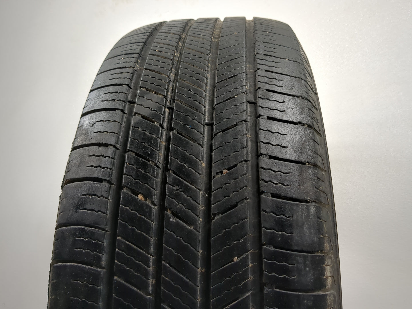 Used Tire 235/60R18 MICHELIN DEFENDER 103H - Tread Depth 6/32 - Oemusedautoparts1.com
