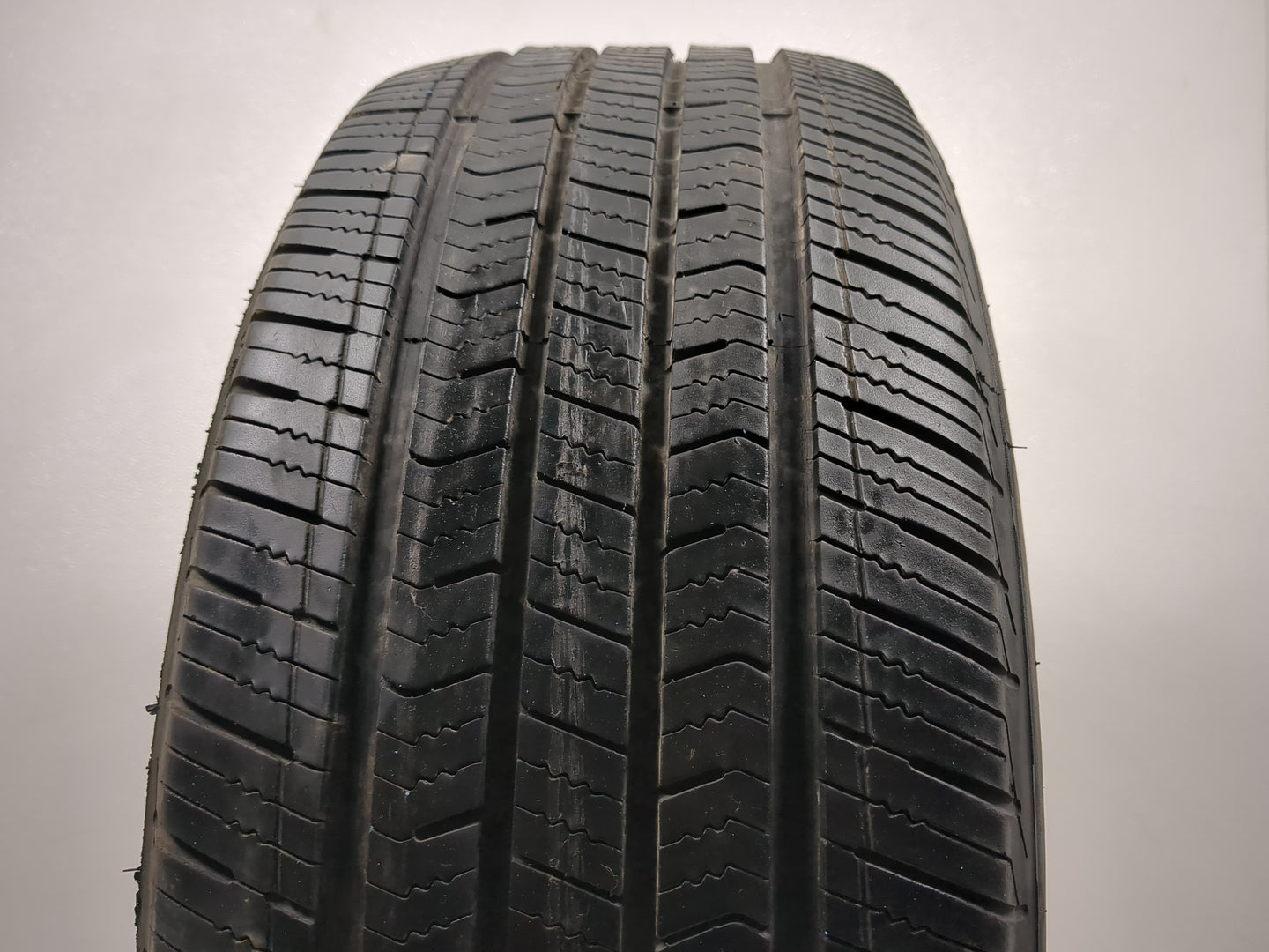 Used Tire 215/55R17 ARIZONIAN SILVER EDITION ALL SEASON 94V - Tread Depth 9/32 - Oemusedautoparts1.com