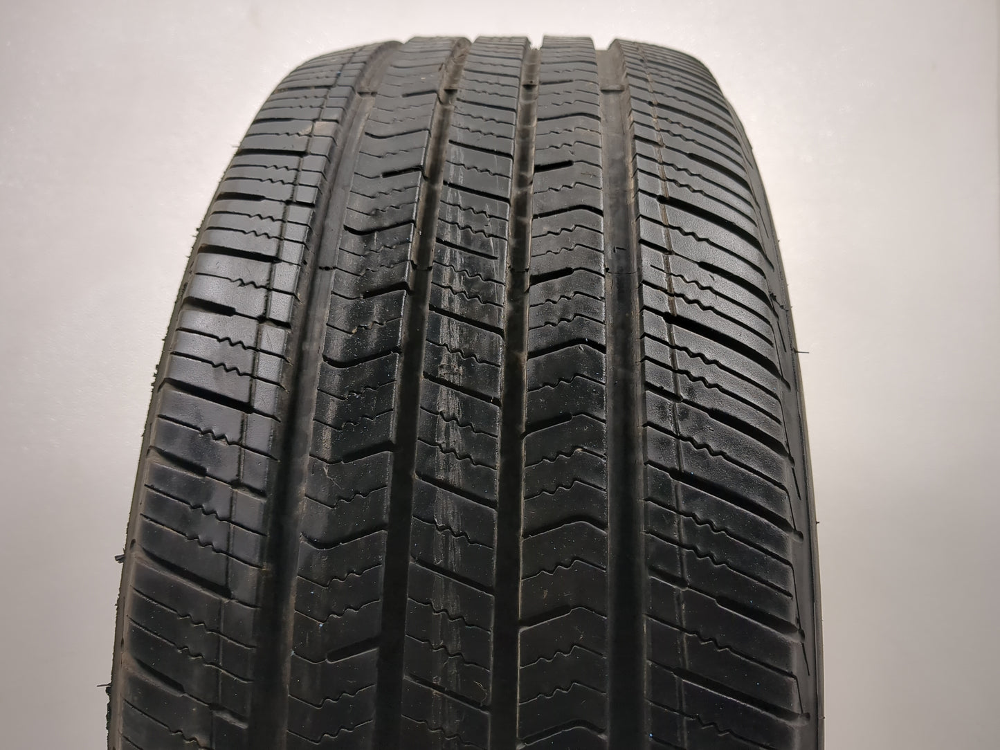 Used Tire 215/55R17 ARIZONIAN SILVER EDITION ALL SEASON 94V - Tread Depth 9/32 - Oemusedautoparts1.com