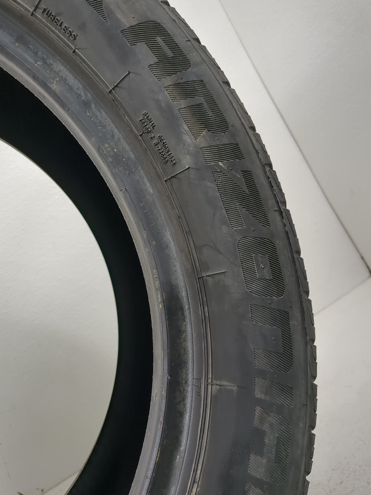 Used Tire 215/55R17 ARIZONIAN SILVER EDITION ALL SEASON 94V - Tread Depth 9/32 - Oemusedautoparts1.com