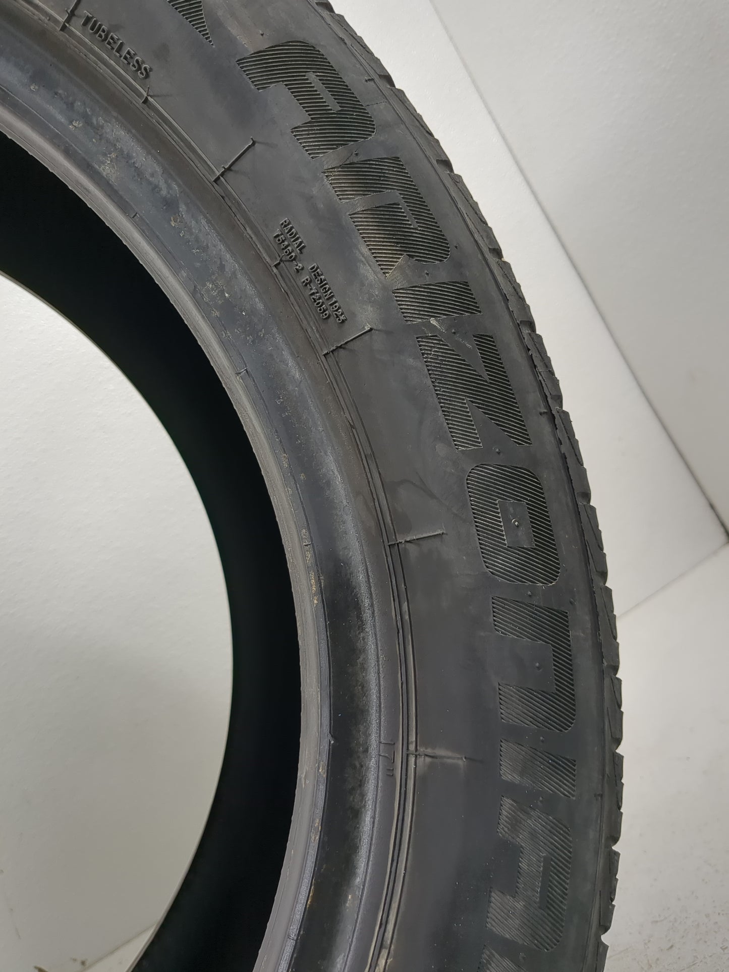 Used Tire 215/55R17 ARIZONIAN SILVER EDITION ALL SEASON 94V - Tread Depth 9/32 - Oemusedautoparts1.com