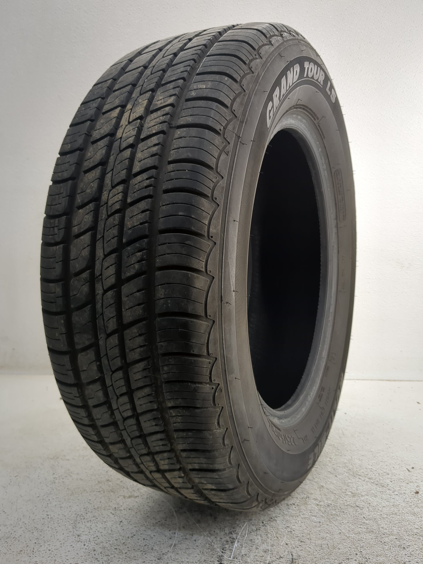 Used Tire 225/60R16 MULTI-MILE GRAND TOUR LS 98T - Tread Depth 13/32 - Oemusedautoparts1.com