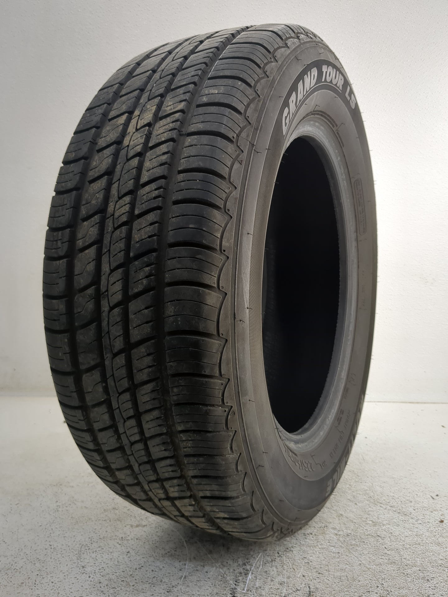 Used Tire 225/60R16 MULTI-MILE GRAND TOUR LS 98T - Tread Depth 13/32 - Oemusedautoparts1.com