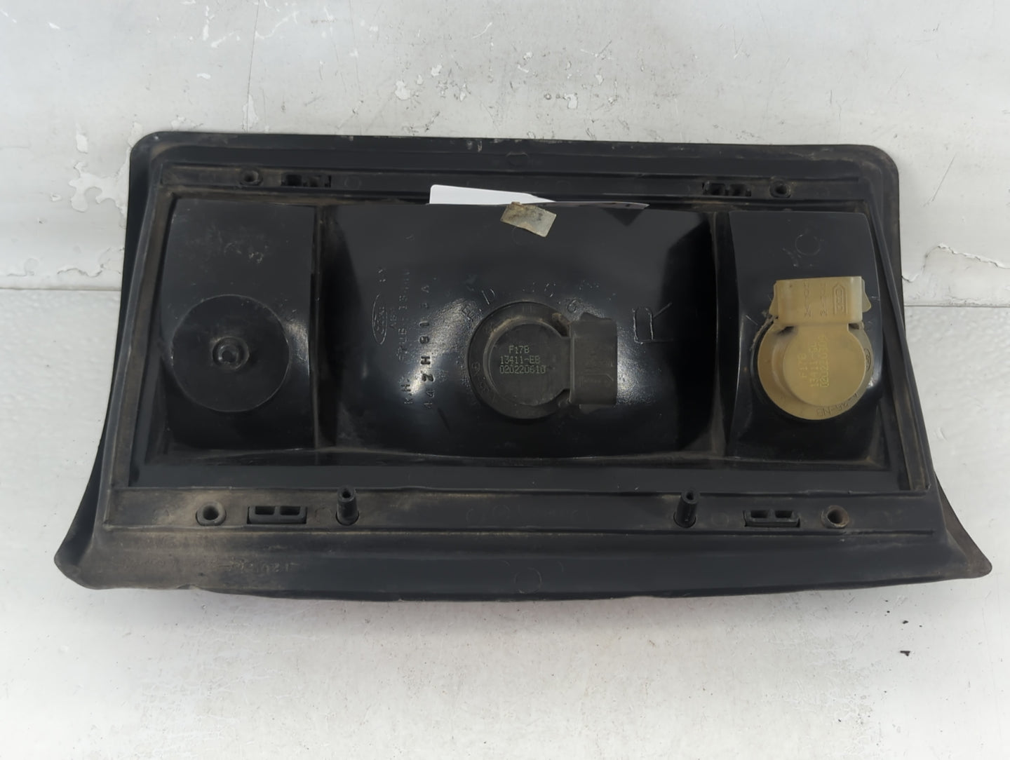 1995-2002 Ford E-350 Econoline Tail Light Assembly Passenger Right OEM P/N:F7UB-13440-AA Fits OEM Used Auto Parts - Oemuseda