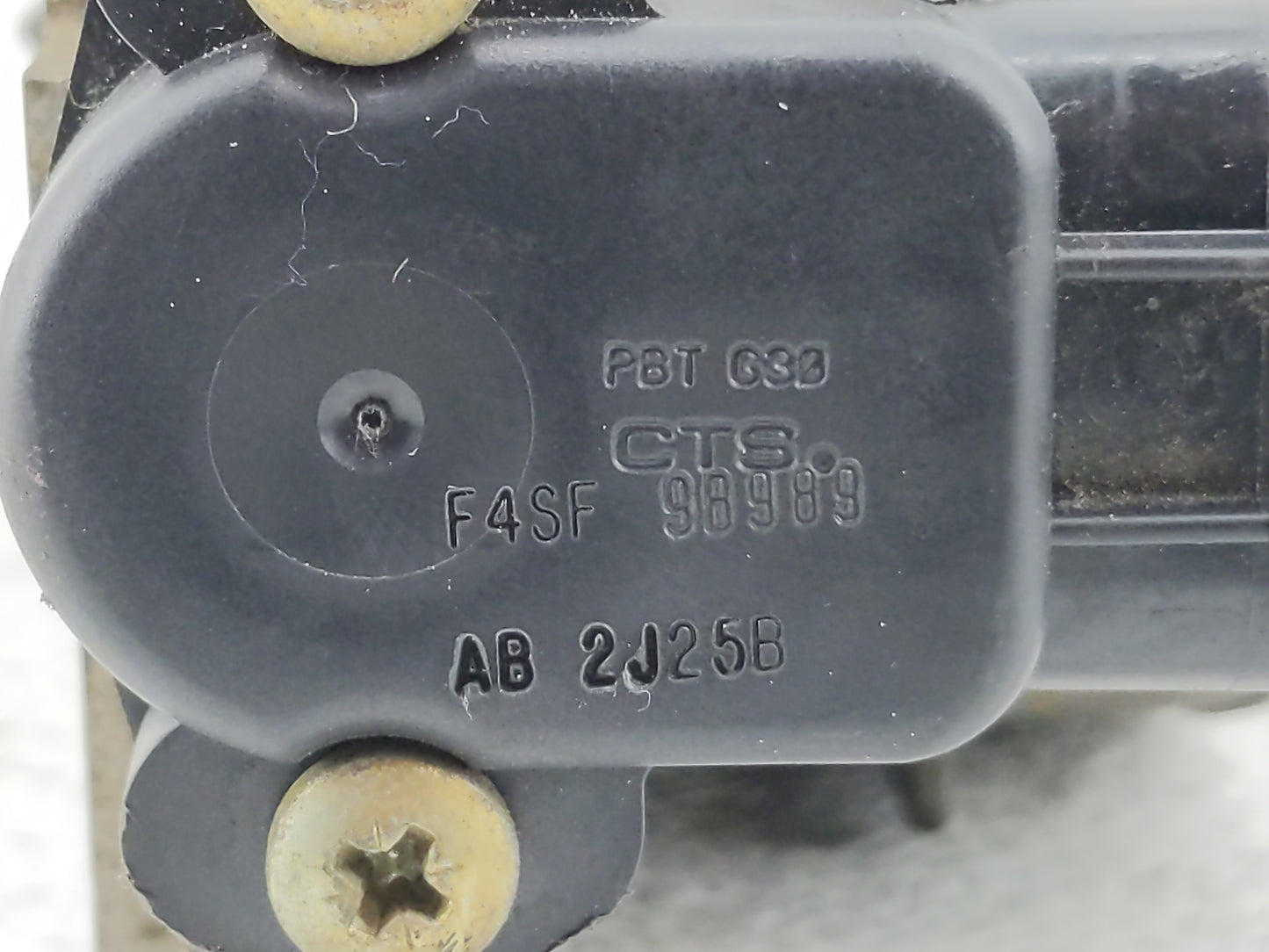 2002 Ford Econoline Throttle Body P/N:F4SF 98989 Fits OEM Used Auto Parts - Oemusedautoparts1.com