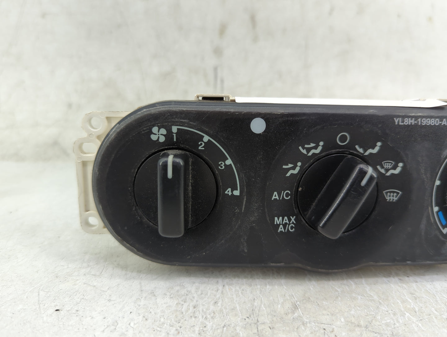2001-2002 Ford Escape Climate Control Module Temperature AC/Heater Replacement P/N:YL8H-19980-A Fits Fits 2001 2002 OEM Used