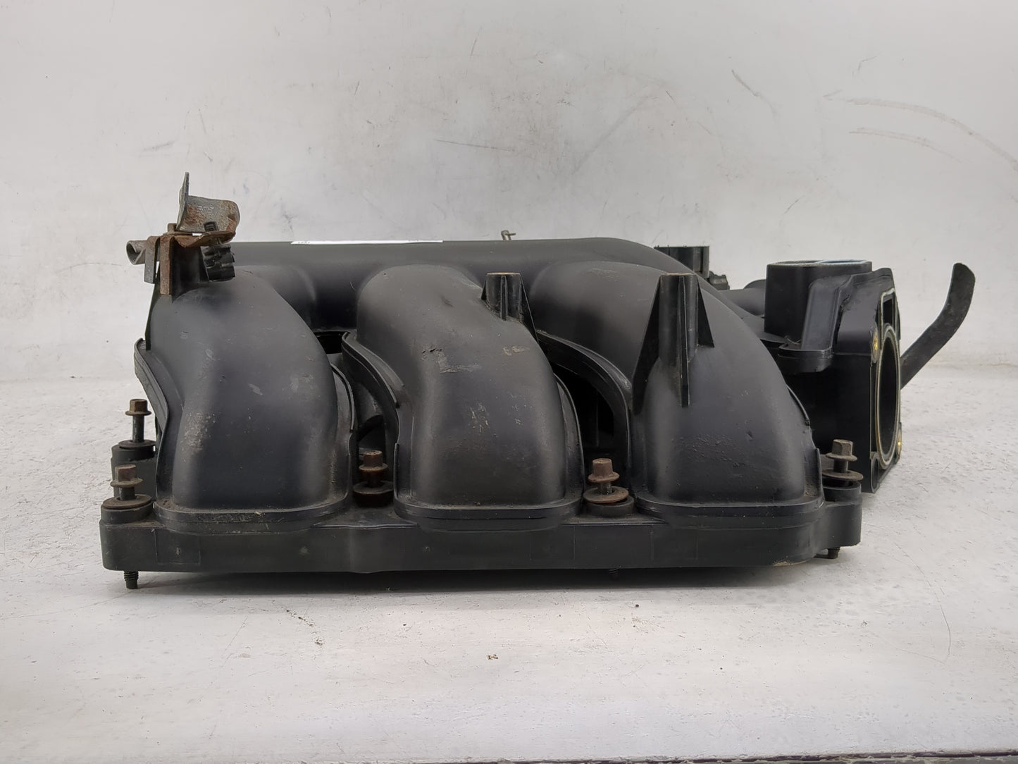 2002 Ford Escape Air Intake Manifold P/N:XL8E-9424-CD Fits OEM Used Auto Parts - Oemusedautoparts1.com