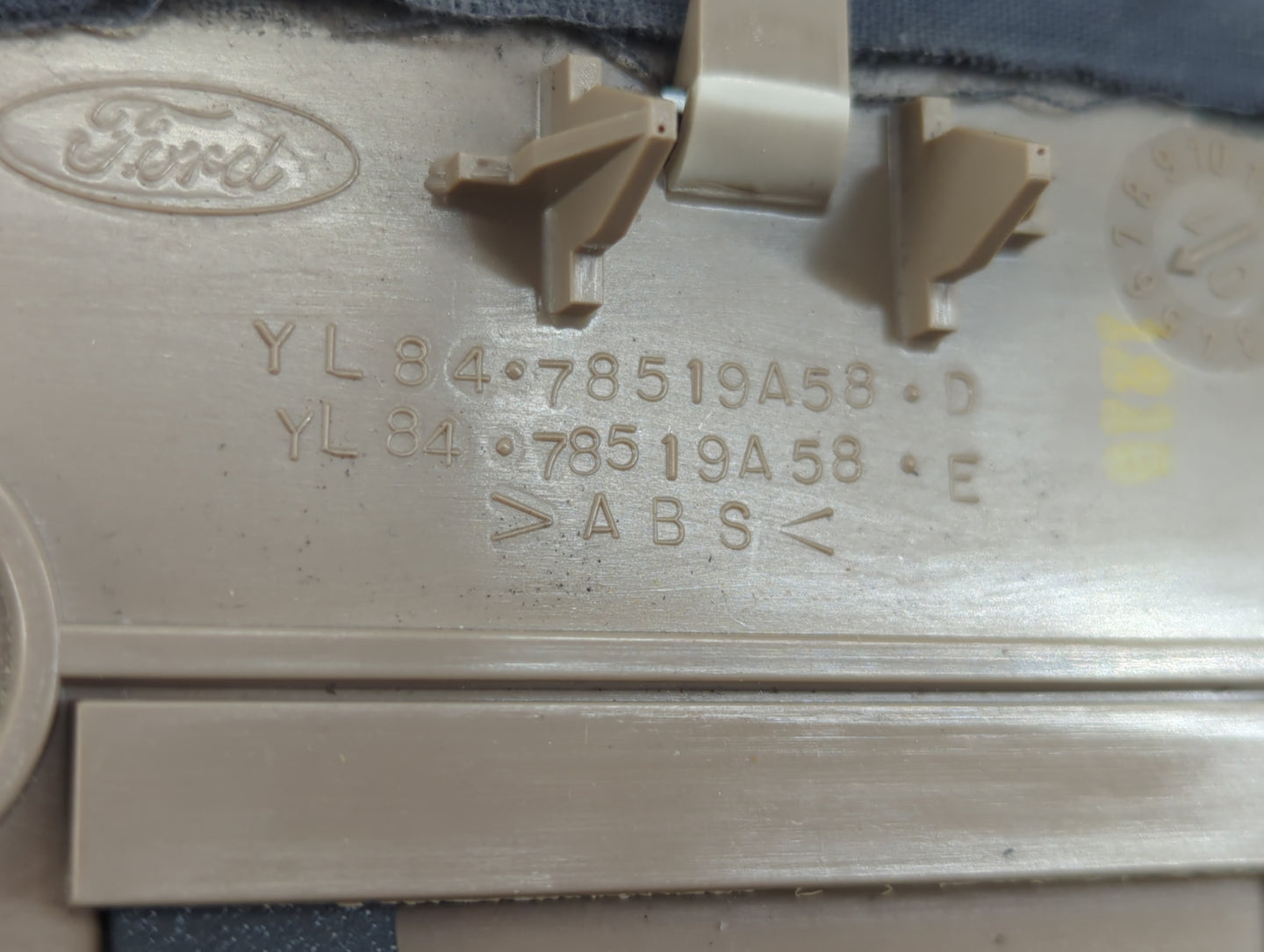 2001-2002 Ford Escape Center Floor Console P/N:8478519A58 Fits Fits 2001 2002 OEM Used Auto Parts - Oemusedautoparts1.com
