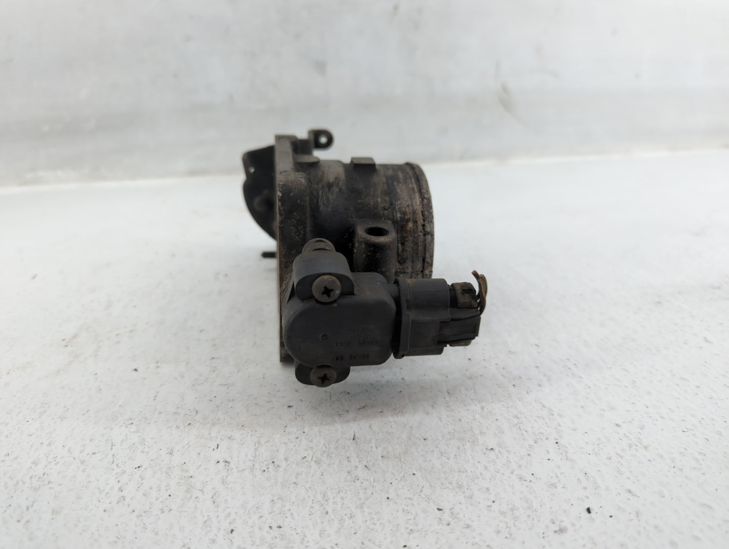 2002 Ford Expedition Throttle Body P/N:2L1U-CA Fits Fits 2000 2001 2003 2004 OEM Used Auto Parts - Oemusedautoparts1.com