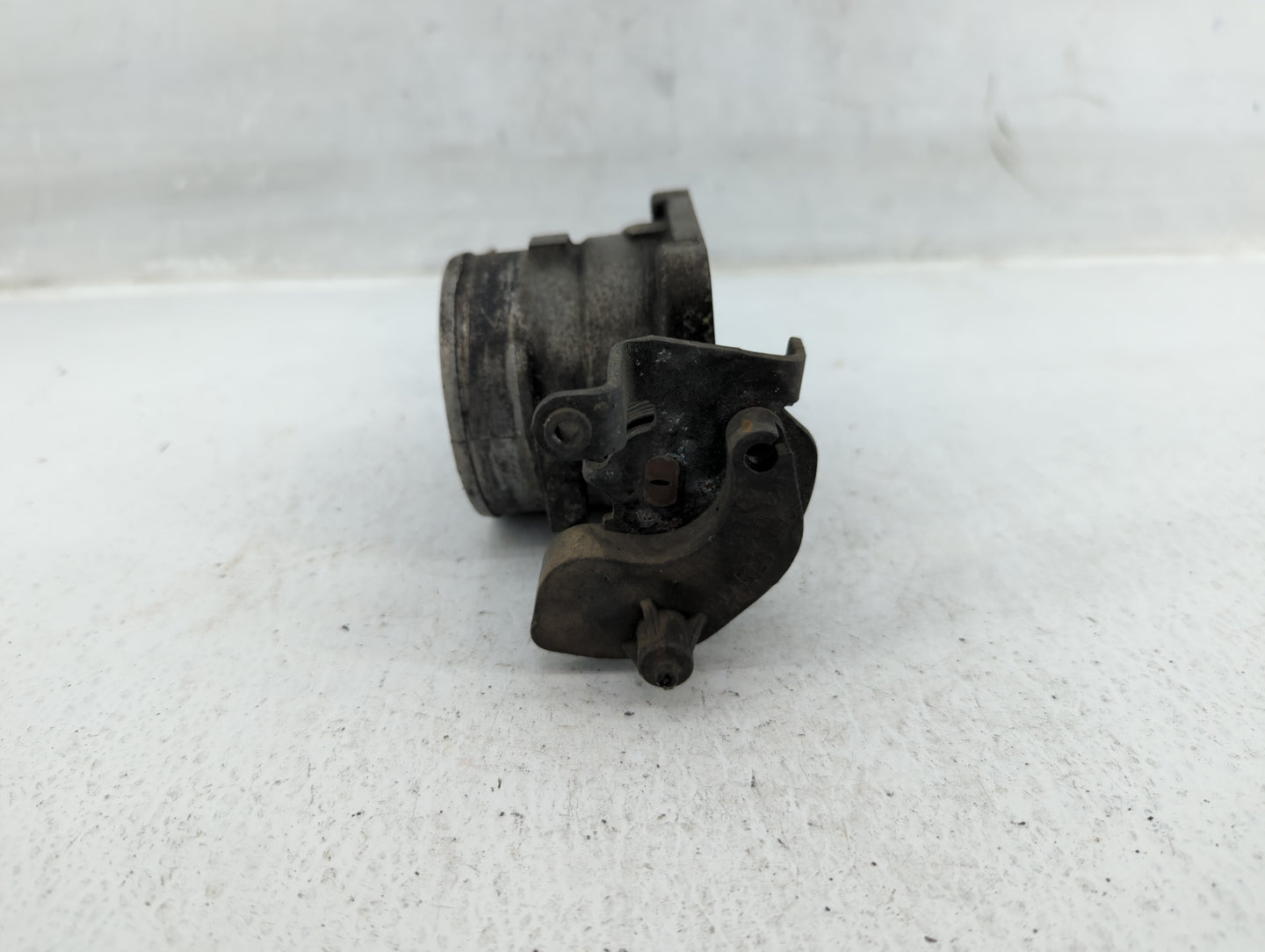 2002 Ford Expedition Throttle Body P/N:2L1U-CA Fits Fits 2000 2001 2003 2004 OEM Used Auto Parts - Oemusedautoparts1.com