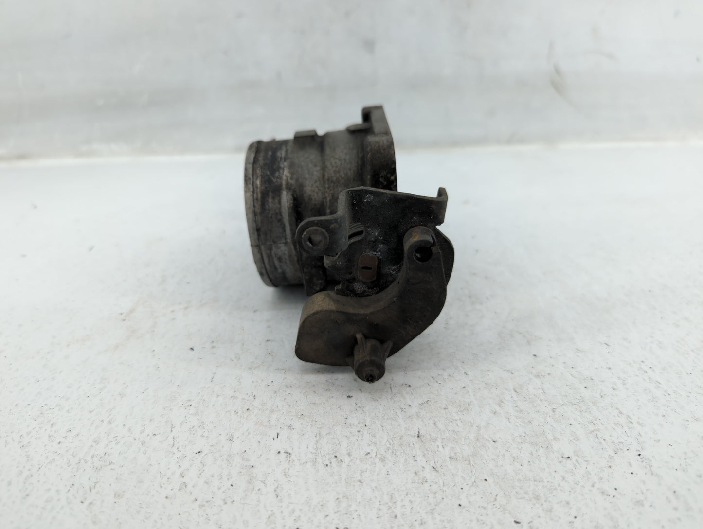 2002 Ford Expedition Throttle Body P/N:2L1U-CA Fits Fits 2000 2001 2003 2004 OEM Used Auto Parts - Oemusedautoparts1.com