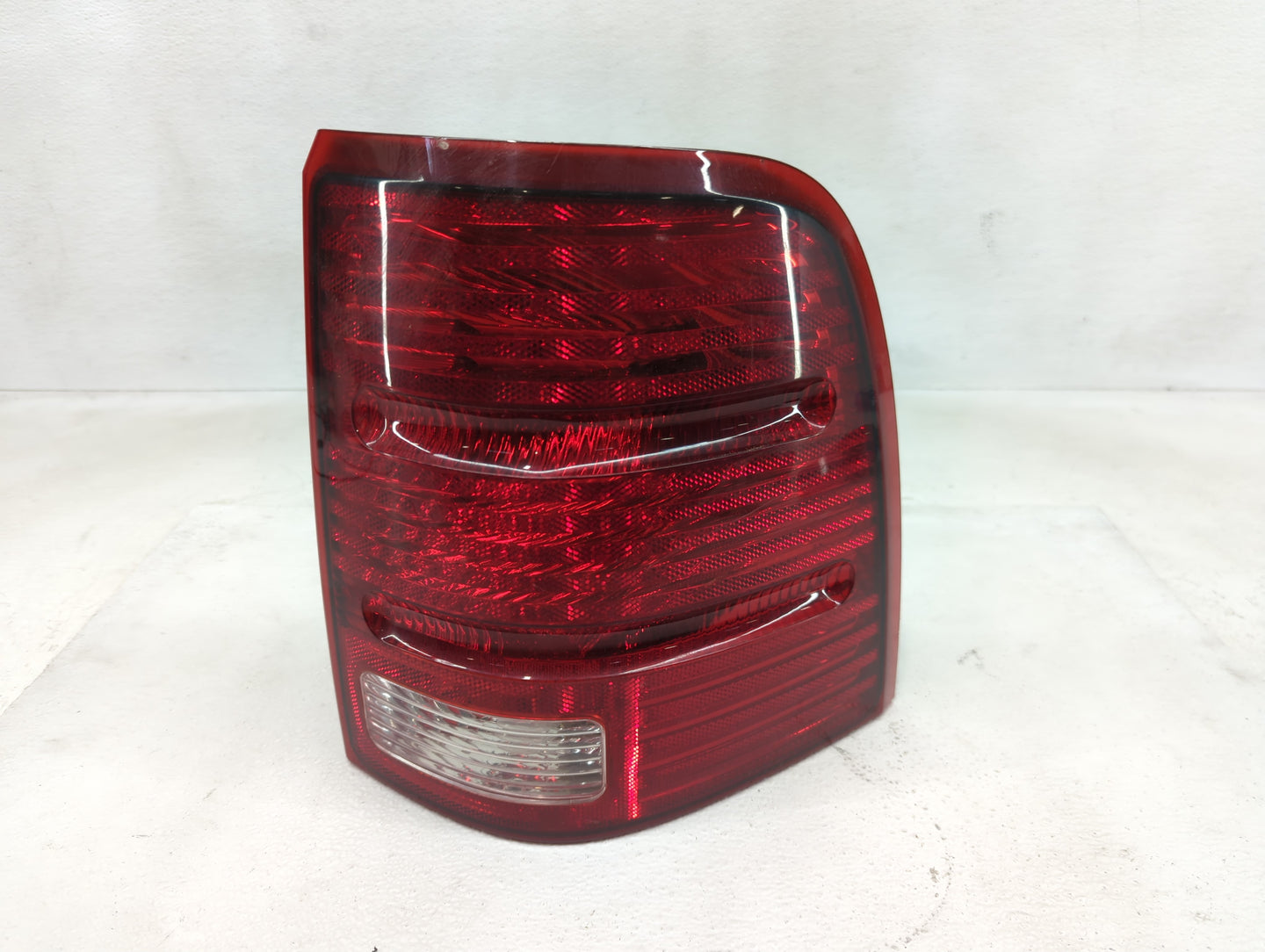 2002-2005 Ford Explorer Tail Light Assembly Passenger Right OEM P/N:1L2X-13B504-B Fits Fits 2002 2003 2004 2005 OEM Used Aut