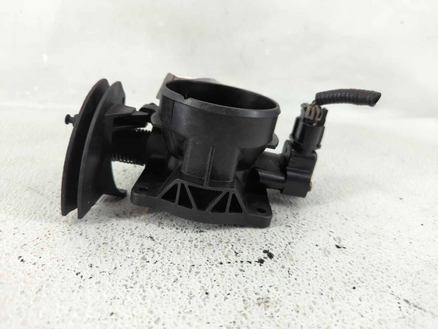 2002-2003 Ford Explorer Throttle Body P/N:1L2U-DB Fits Fits 2002 2003 OEM Used Auto Parts - Oemusedautoparts1.com
