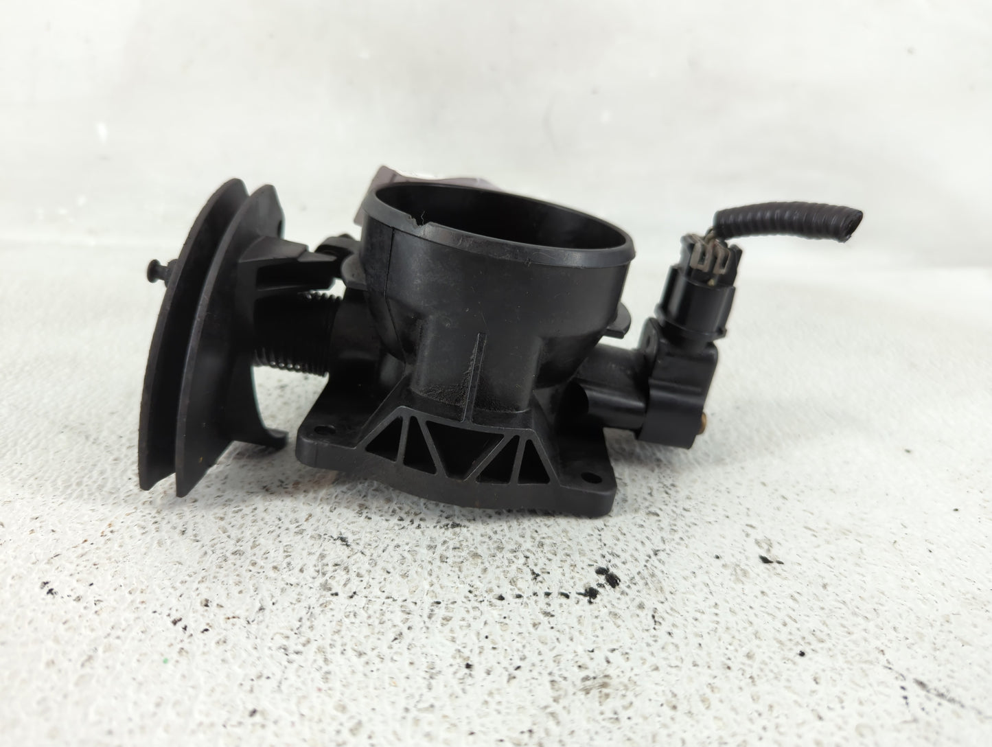 2002-2003 Ford Explorer Throttle Body P/N:1L2U-DB Fits Fits 2002 2003 OEM Used Auto Parts - Oemusedautoparts1.com