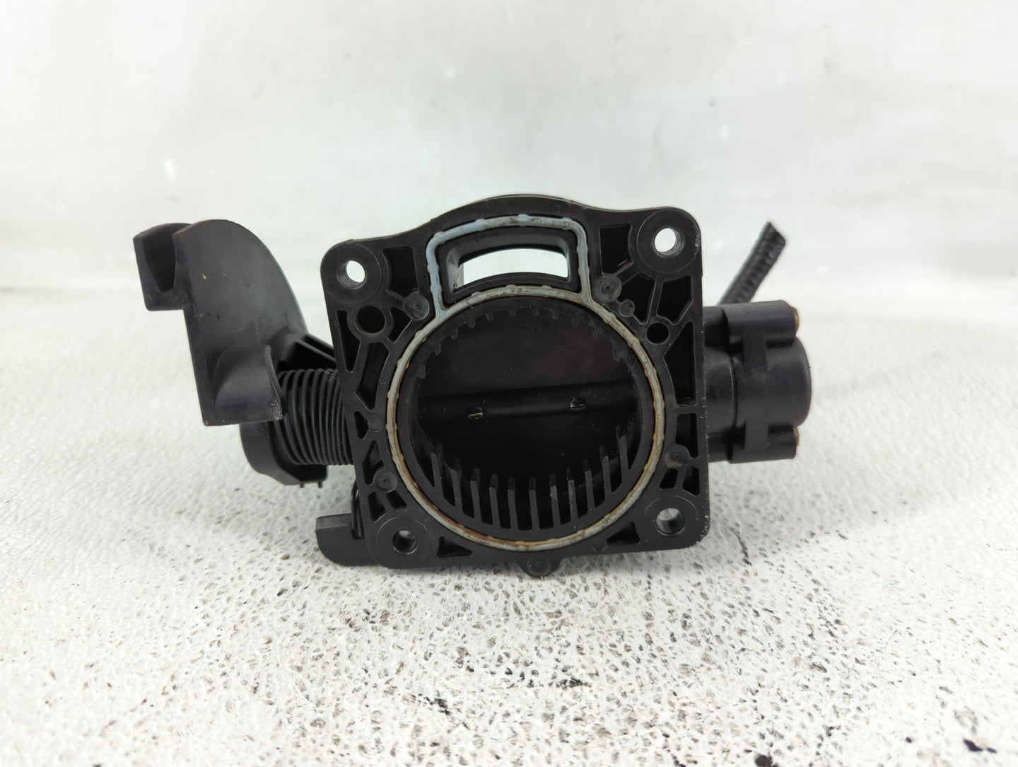 2002-2003 Ford Explorer Throttle Body P/N:1L2U-DB Fits Fits 2002 2003 OEM Used Auto Parts - Oemusedautoparts1.com