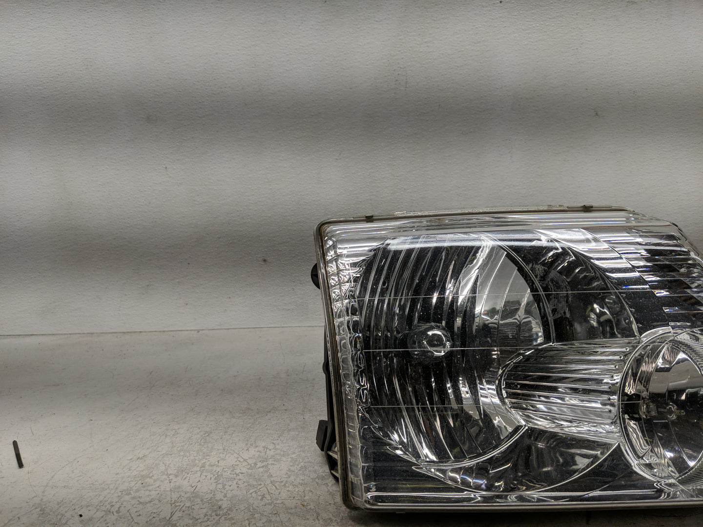 2002-2005 Ford Explorer Passenger Right Oem Head Light Headlight Lamp - Oemusedautoparts1.com