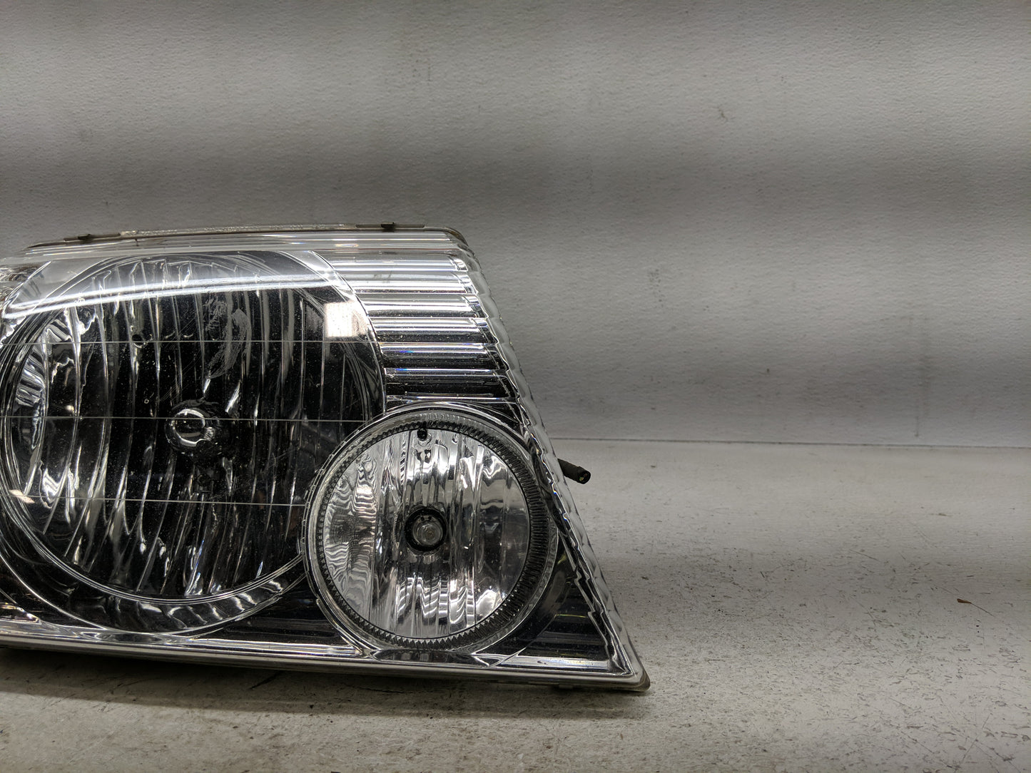 2002-2005 Ford Explorer Passenger Right Oem Head Light Headlight Lamp - Oemusedautoparts1.com