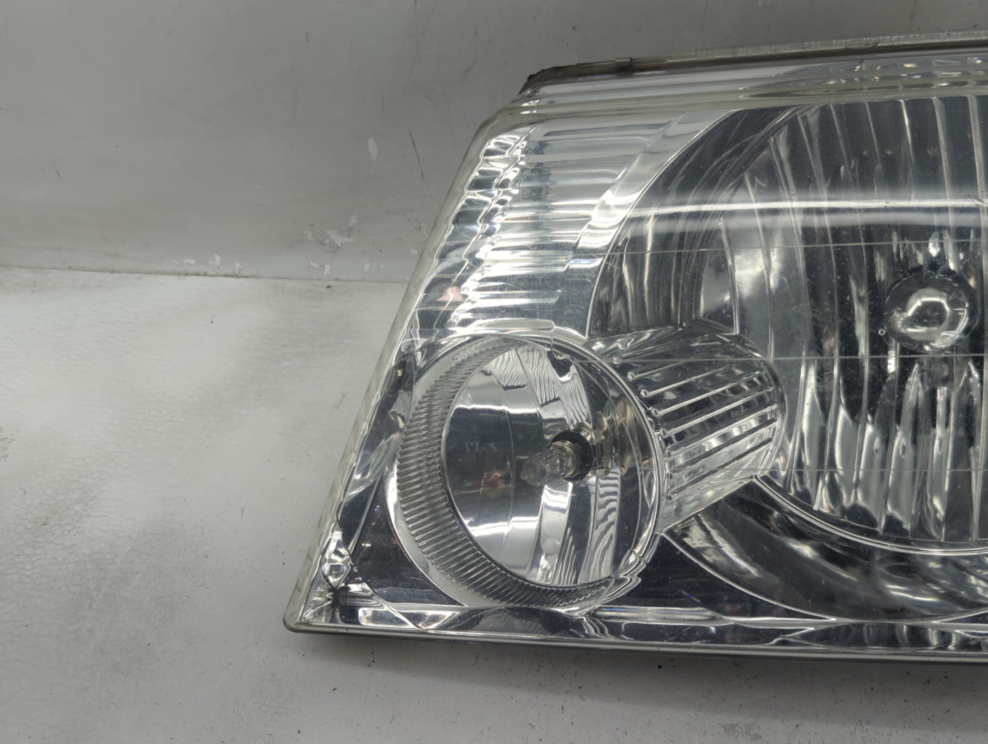 2002-2005 Ford Explorer Driver Left Oem Head Light Headlight Lamp - Oemusedautoparts1.com