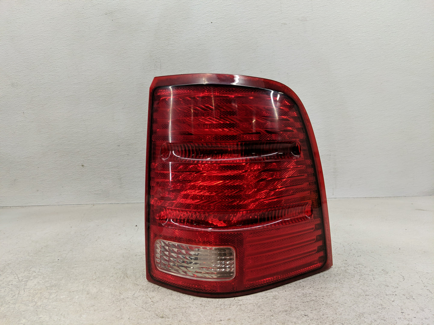 2002-2005 Ford Explorer Tail Light Assembly Passenger Right OEM P/N:1L2X-138504-B Fits Fits 2002 2003 2004 2005 OEM Used Aut