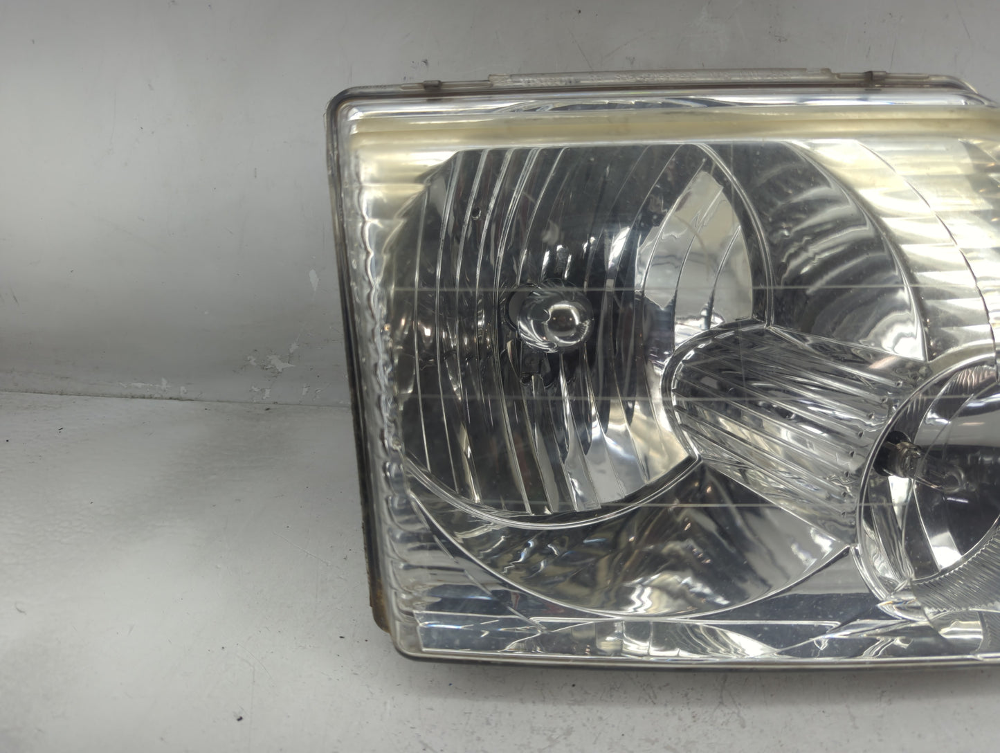 2002-2005 Ford Explorer Passenger Right Oem Head Light Headlight Lamp - Oemusedautoparts1.com