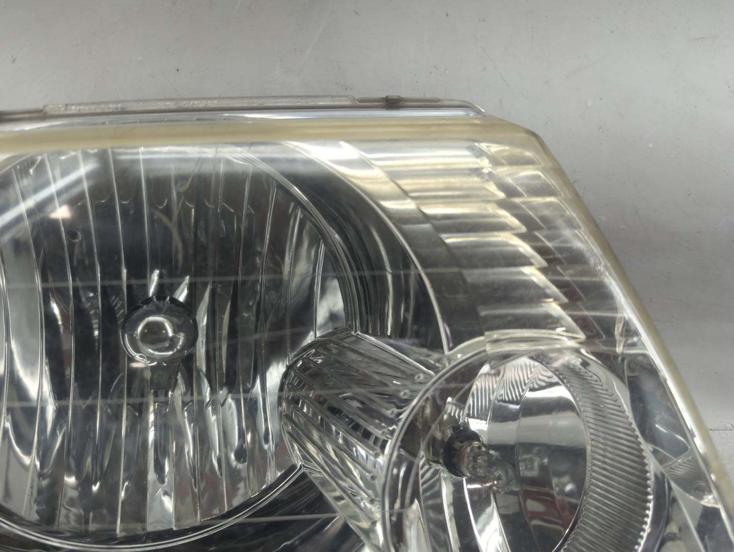 2002-2005 Ford Explorer Passenger Right Oem Head Light Headlight Lamp - Oemusedautoparts1.com