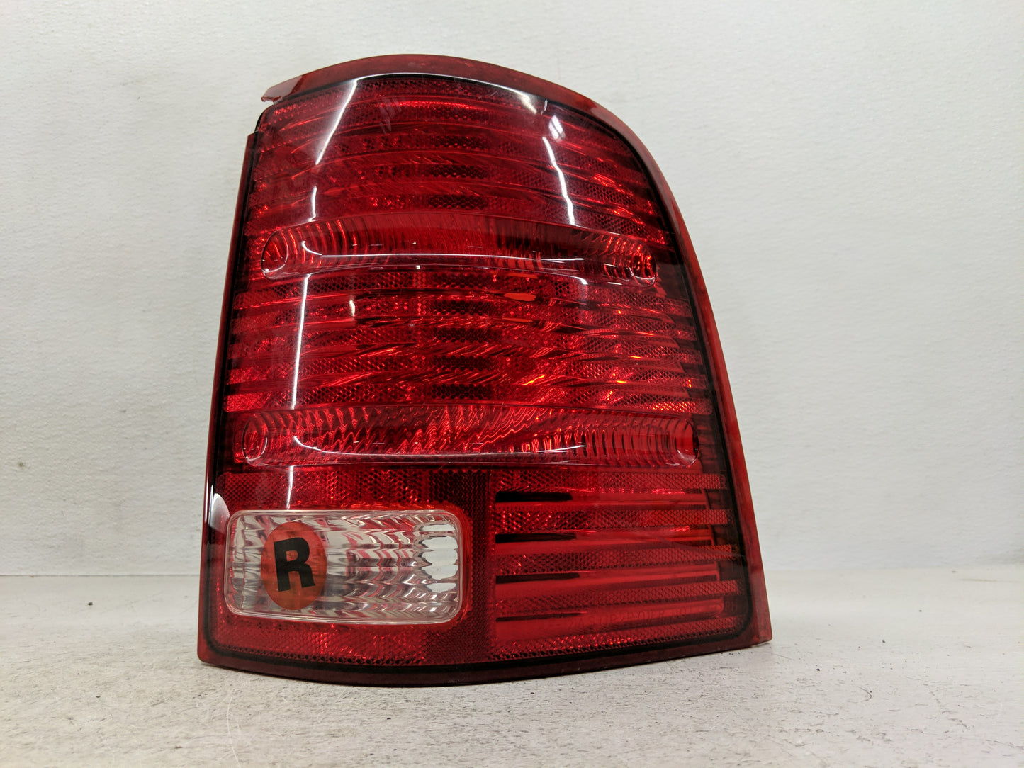 2002-2005 Ford Explorer Tail Light Assembly Passenger Right OEM P/N:1L2X-138504-B Fits Fits 2002 2003 2004 2005 OEM Used Aut