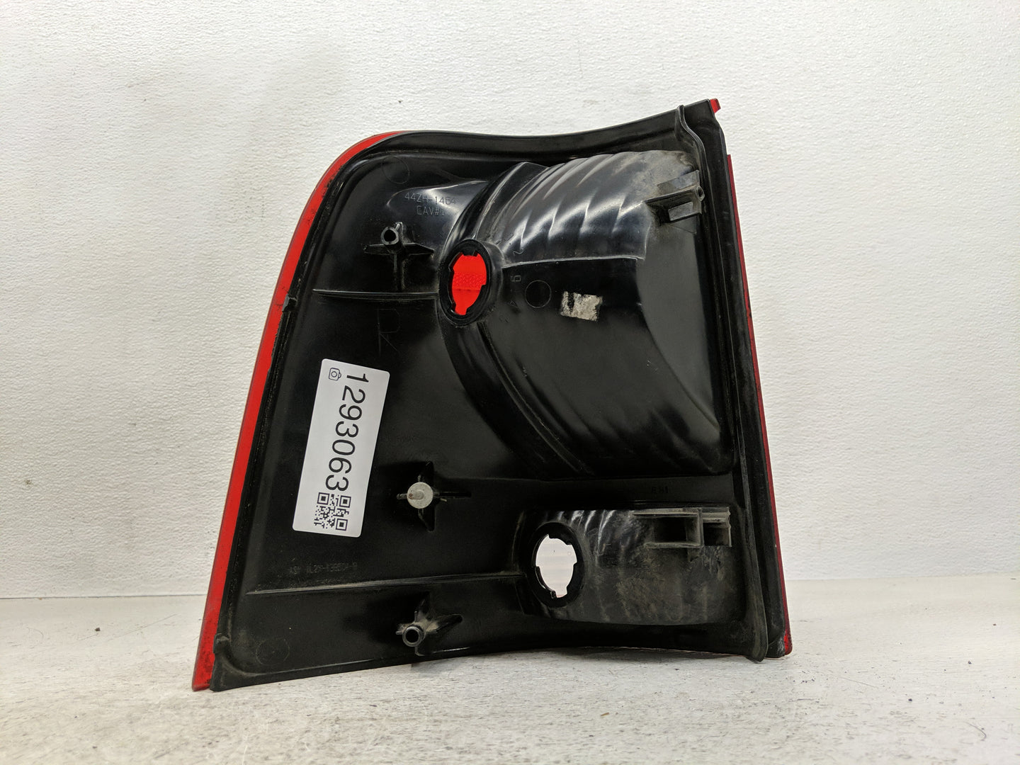 2002-2005 Ford Explorer Tail Light Assembly Passenger Right OEM P/N:1L2X-138504-B Fits Fits 2002 2003 2004 2005 OEM Used Aut