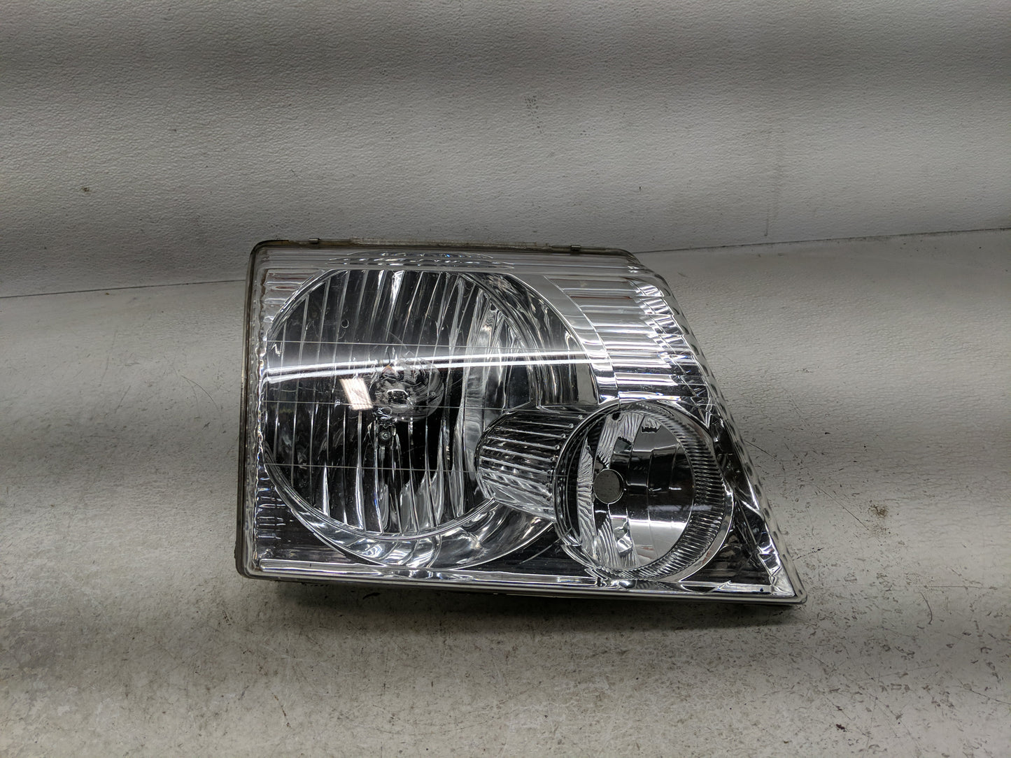 2002-2005 Ford Explorer Passenger Right Oem Head Light Headlight Lamp - Oemusedautoparts1.com