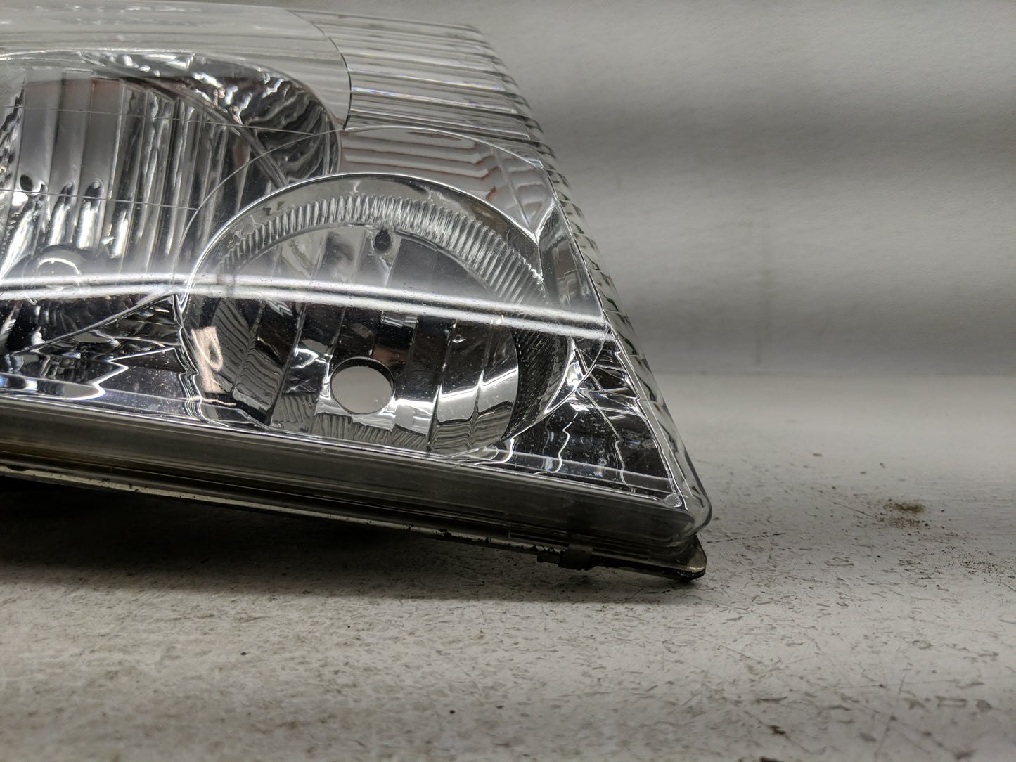 2002-2005 Ford Explorer Passenger Right Oem Head Light Headlight Lamp - Oemusedautoparts1.com