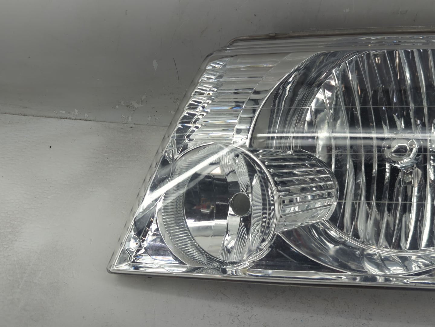 2002-2005 Ford Explorer Driver Left Oem Head Light Headlight Lamp - Oemusedautoparts1.com