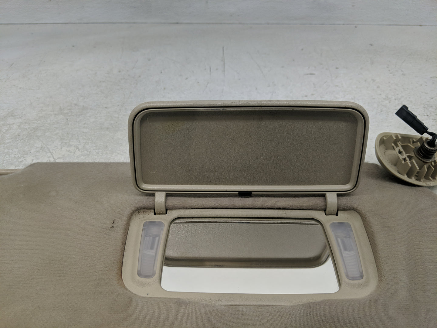 2001-2005 Ford Explorer Sun Visor Shade Replacement Passenger Right Mirror Fits Fits 2001 2002 2003 2004 2005 OEM Used Auto 
