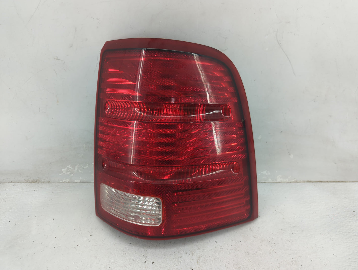 2002-2005 Ford Explorer Tail Light Assembly Passenger Right OEM P/N:1L2X-138504-B Fits Fits 2002 2003 2004 2005 OEM Used Aut