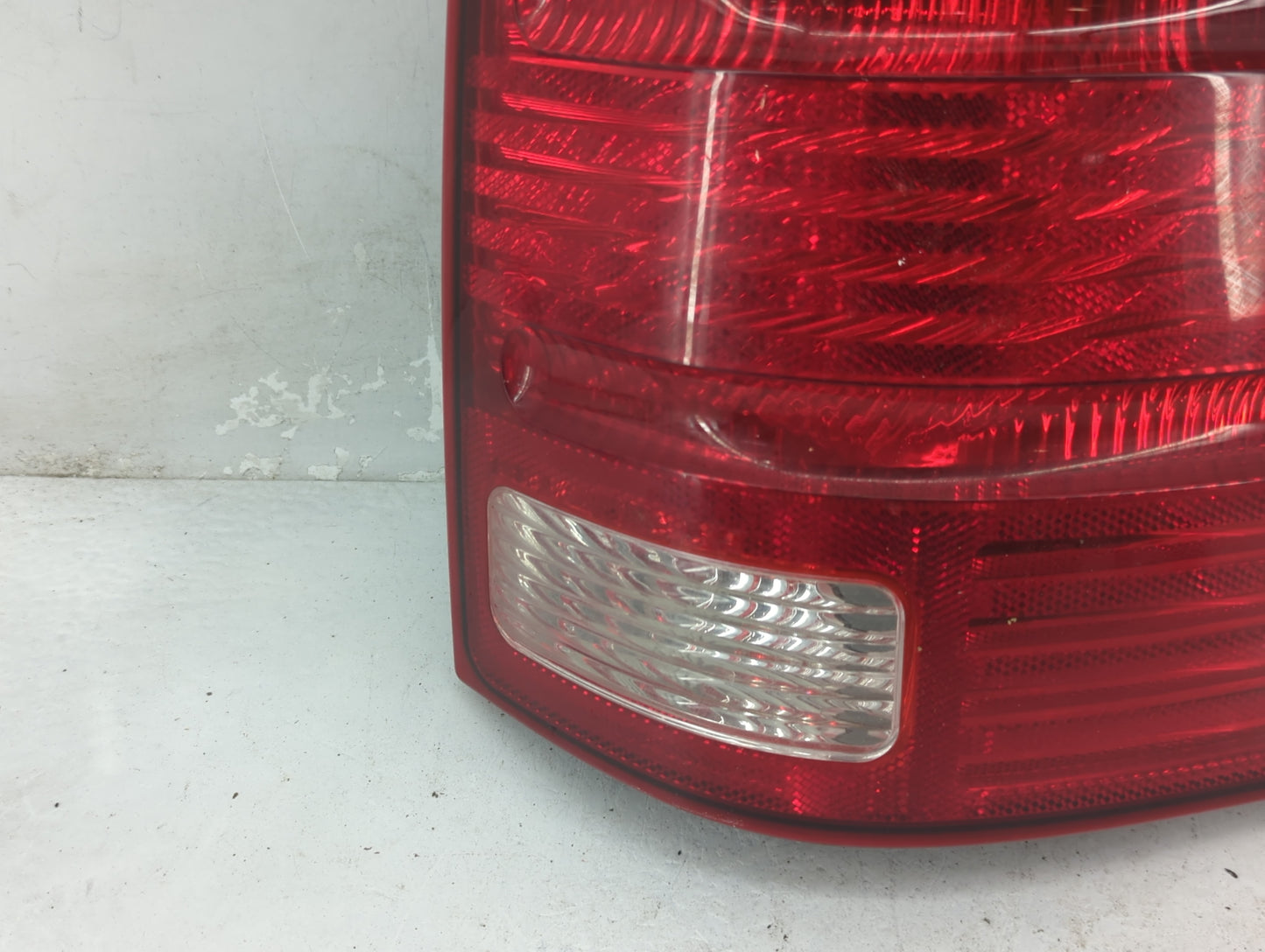2002-2005 Ford Explorer Tail Light Assembly Passenger Right OEM P/N:1L2X-138504-B Fits Fits 2002 2003 2004 2005 OEM Used Aut