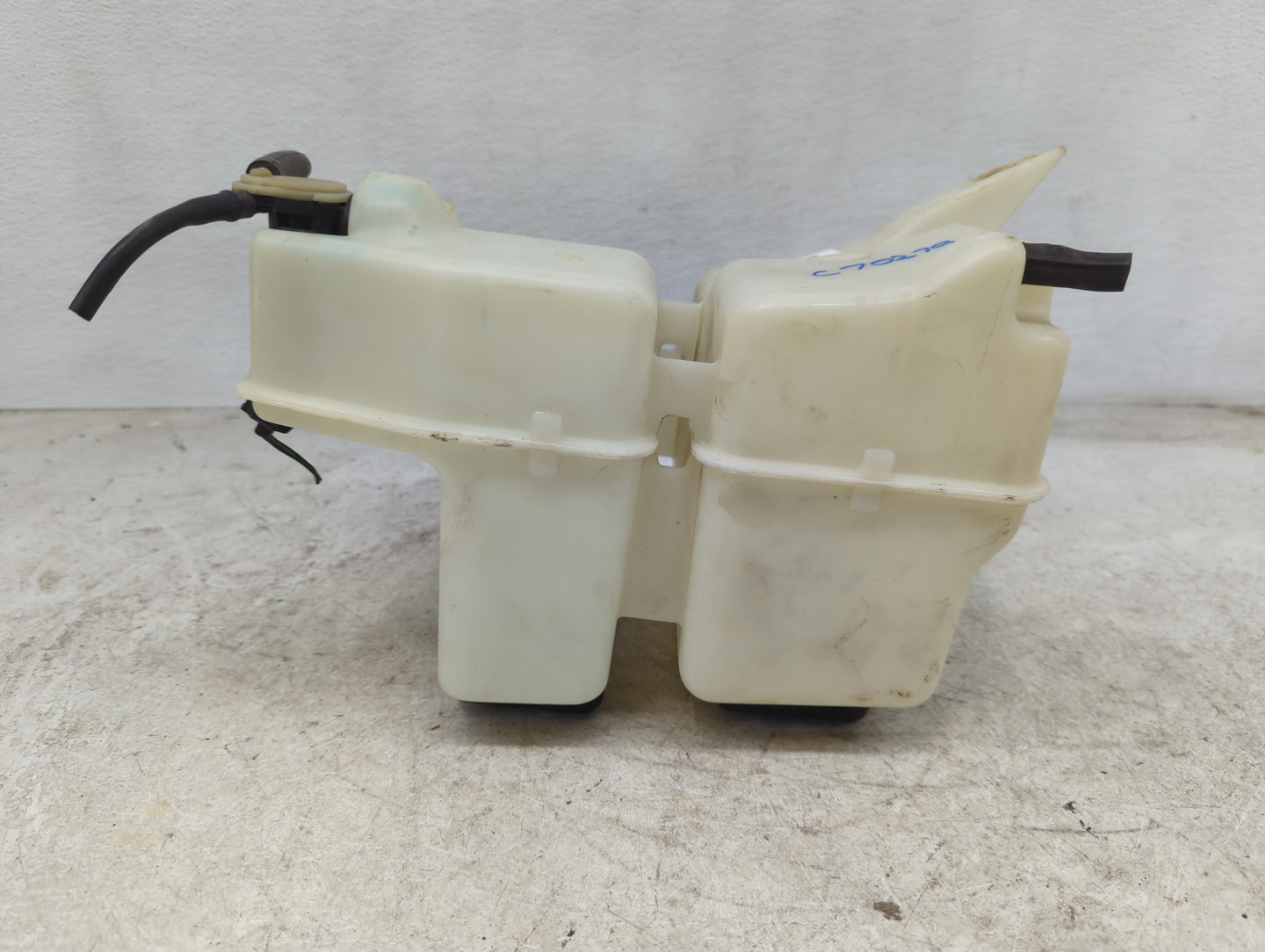 2002-2010 Ford Explorer Windshield Washer Fluid Reservoir Bottle Oem - Oemusedautoparts1.com