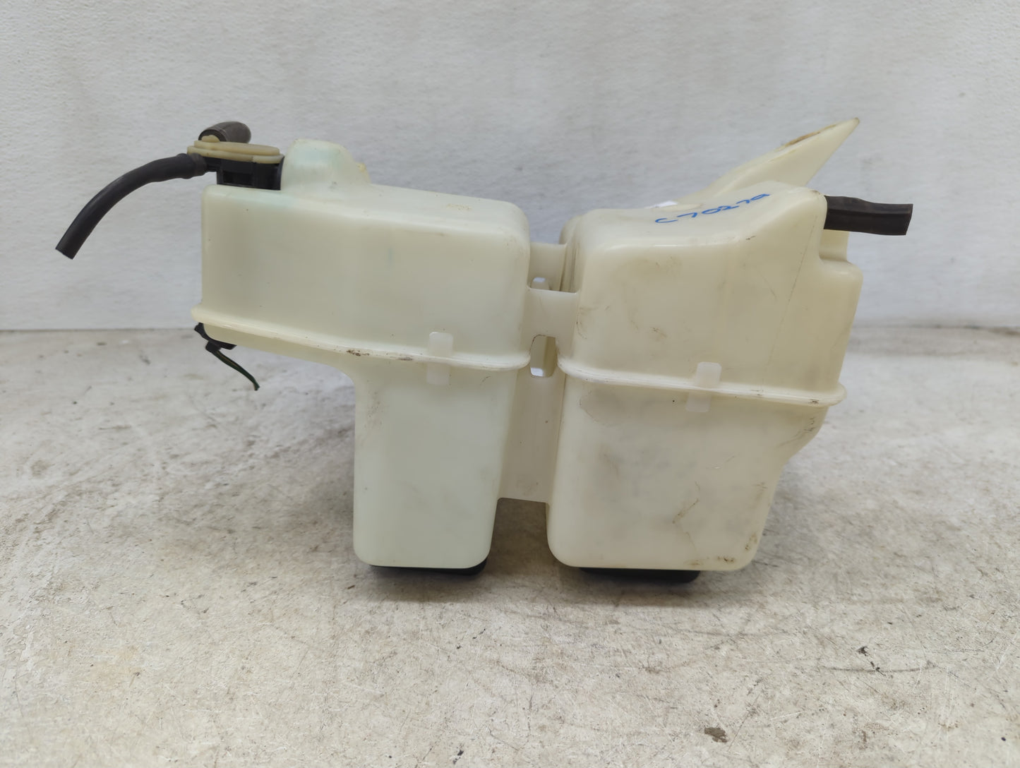 2002-2010 Ford Explorer Windshield Washer Fluid Reservoir Bottle Oem - Oemusedautoparts1.com