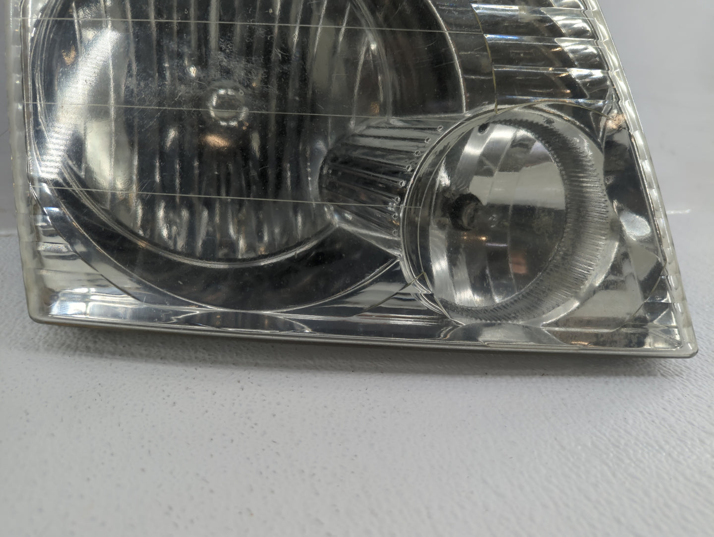 2002-2005 Ford Explorer Passenger Right Oem Head Light Headlight Lamp - Oemusedautoparts1.com