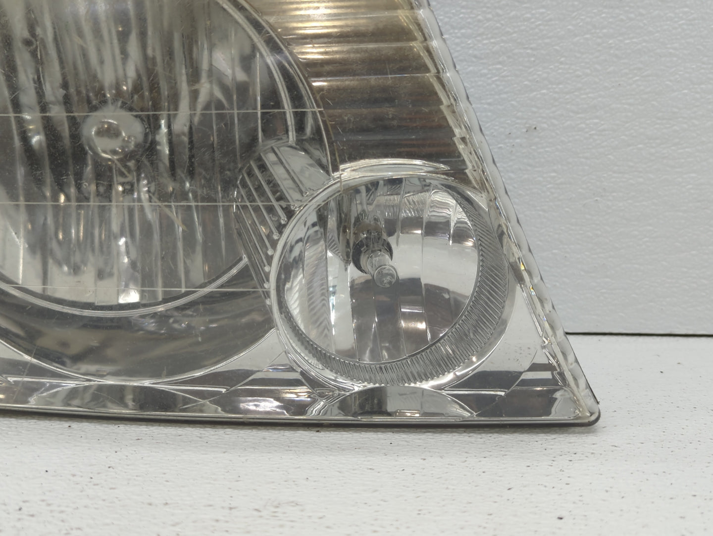 2002-2005 Ford Explorer Passenger Right Oem Head Light Headlight Lamp - Oemusedautoparts1.com