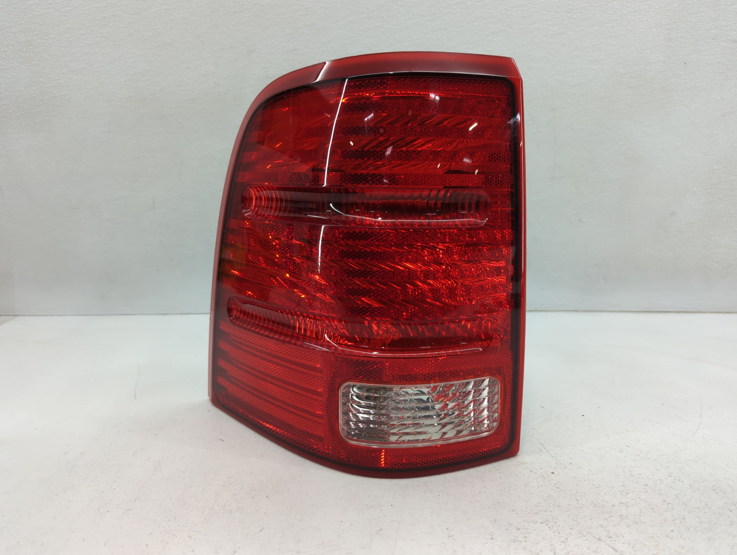 2001-2005 Ford Explorer Tail Light Assembly Driver Left OEM P/N:44ZH-1465 Fits Fits 2001 2002 2003 2004 2005 OEM Used Auto P