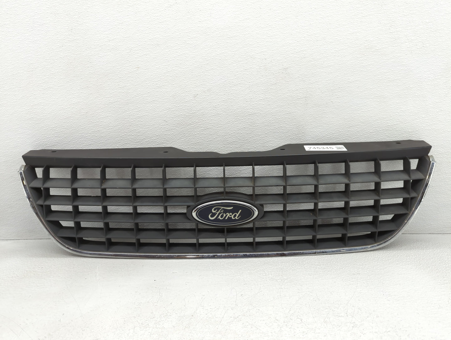 2002-2002 Ford Explorer Front Grille Bumper Not Included - Oemusedautoparts1.com