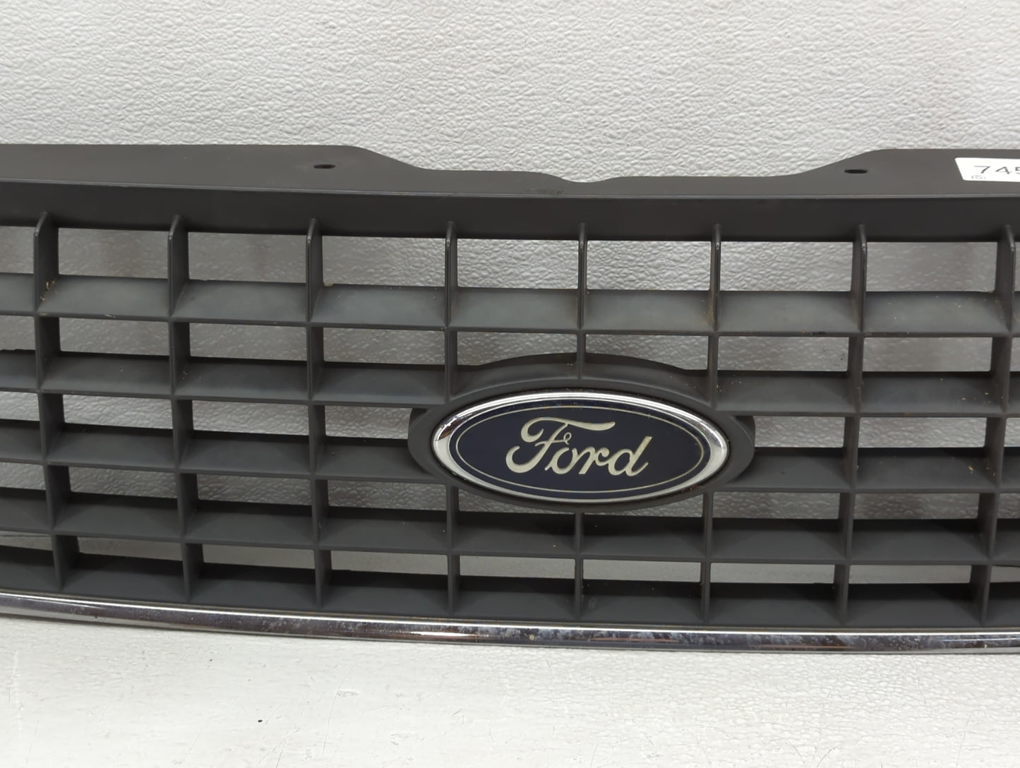 2002-2002 Ford Explorer Front Grille Bumper Not Included - Oemusedautoparts1.com