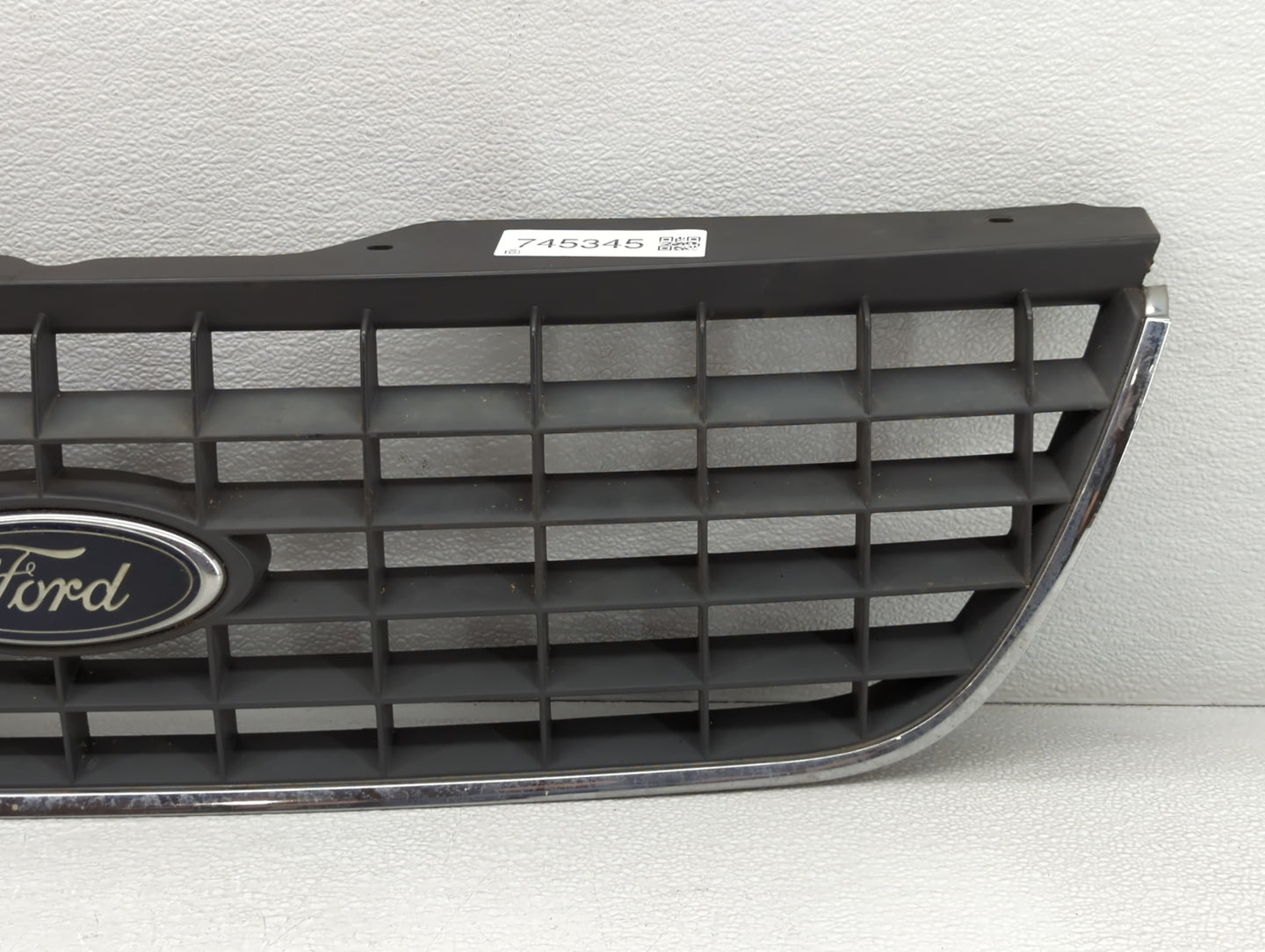 2002-2002 Ford Explorer Front Grille Bumper Not Included - Oemusedautoparts1.com