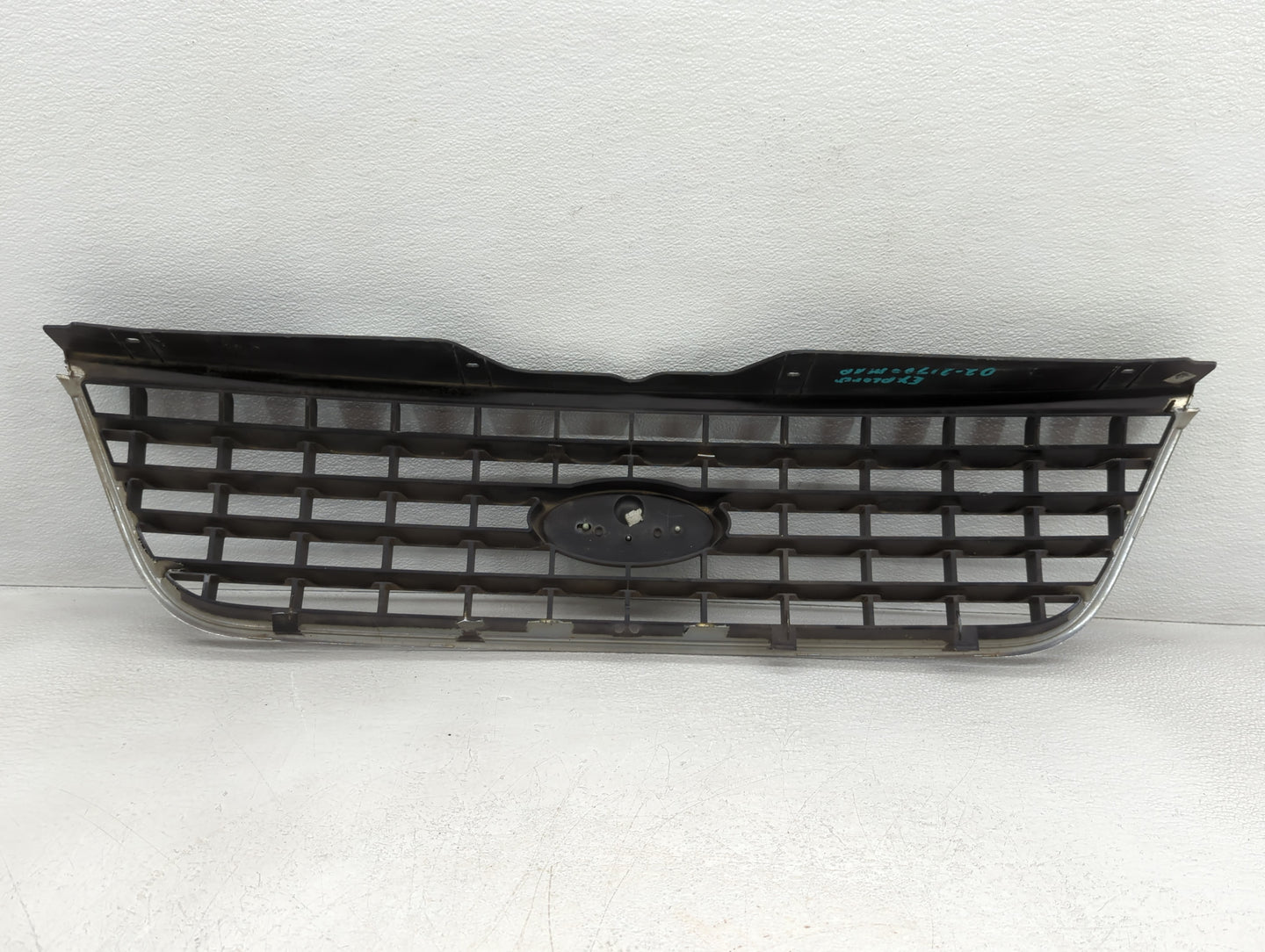 2002-2002 Ford Explorer Front Grille Bumper Not Included - Oemusedautoparts1.com