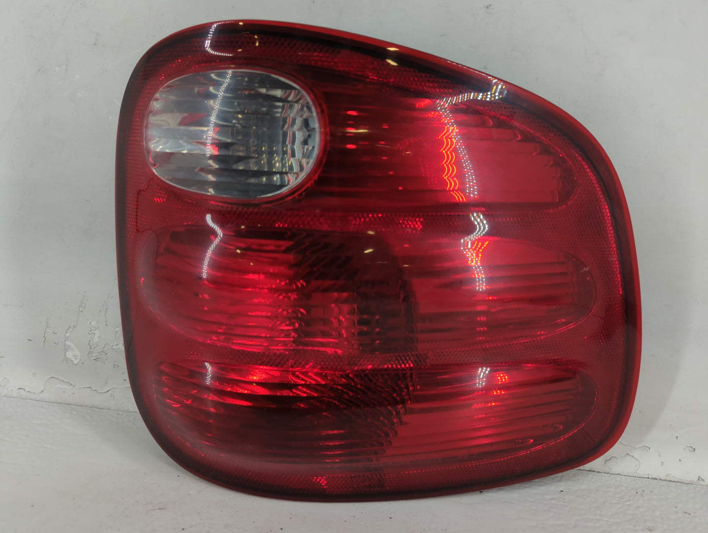 2000-2004 Ford F-150 Tail Light Assembly Passenger Right OEM P/N:44ZH-1499A YL3X-13440-A Fits Fits 2000 2001 2002 2003 2004 