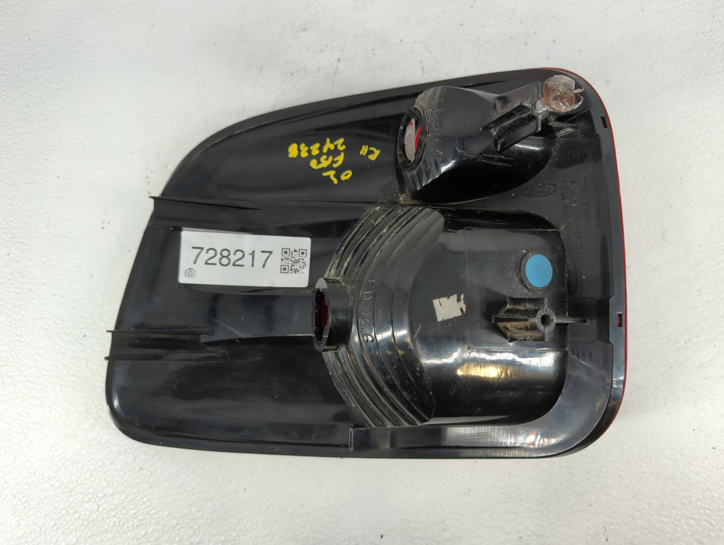 2000-2004 Ford F-150 Tail Light Assembly Passenger Right OEM P/N:44ZH-1499A YL3X-13440-A Fits Fits 2000 2001 2002 2003 2004 
