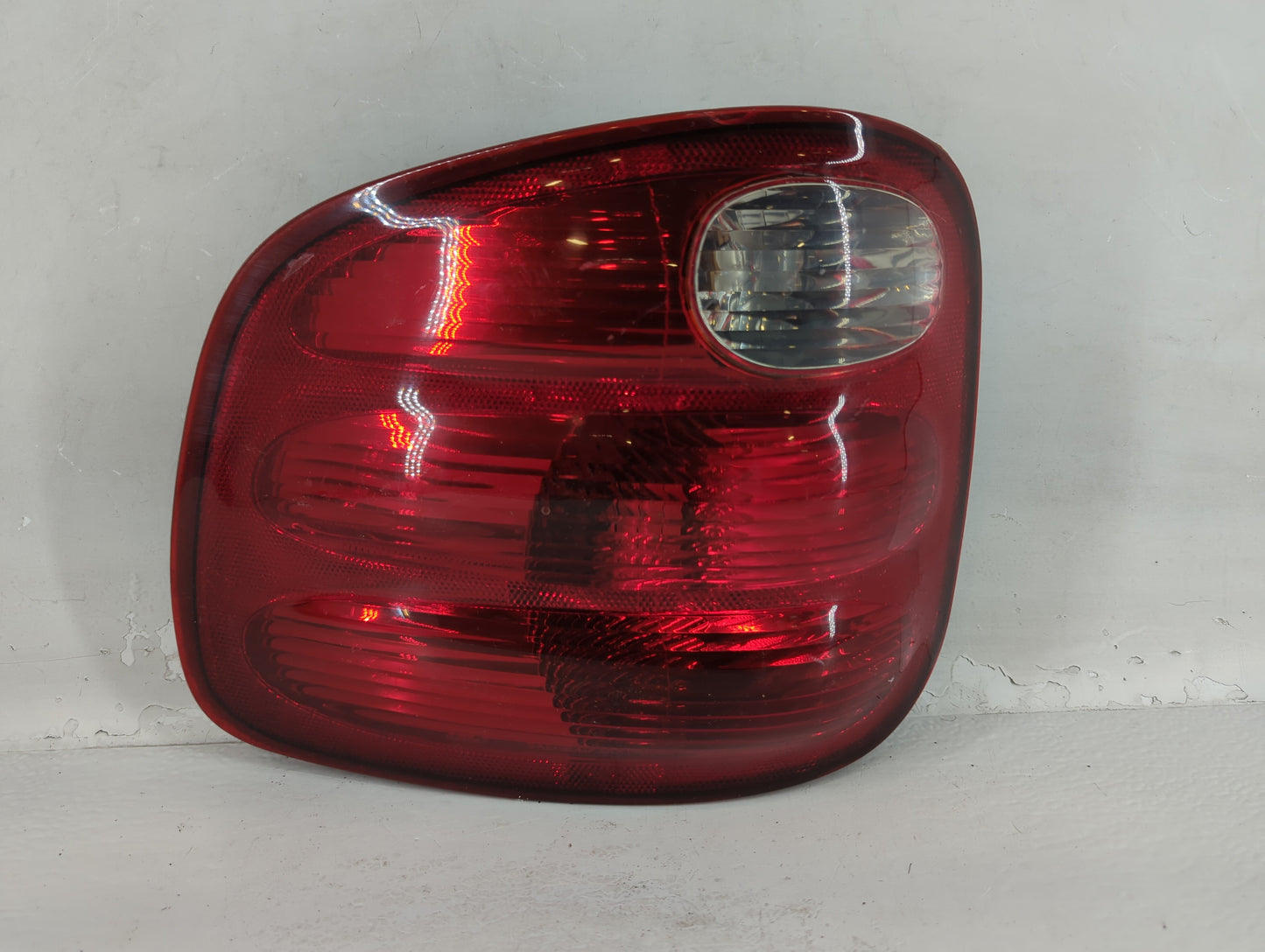 2000-2004 Ford F-150 Tail Light Assembly Driver Left OEM P/N:YL3X-13441-A 44ZH-1499A Fits Fits 2000 2001 2002 2003 2004 OEM 