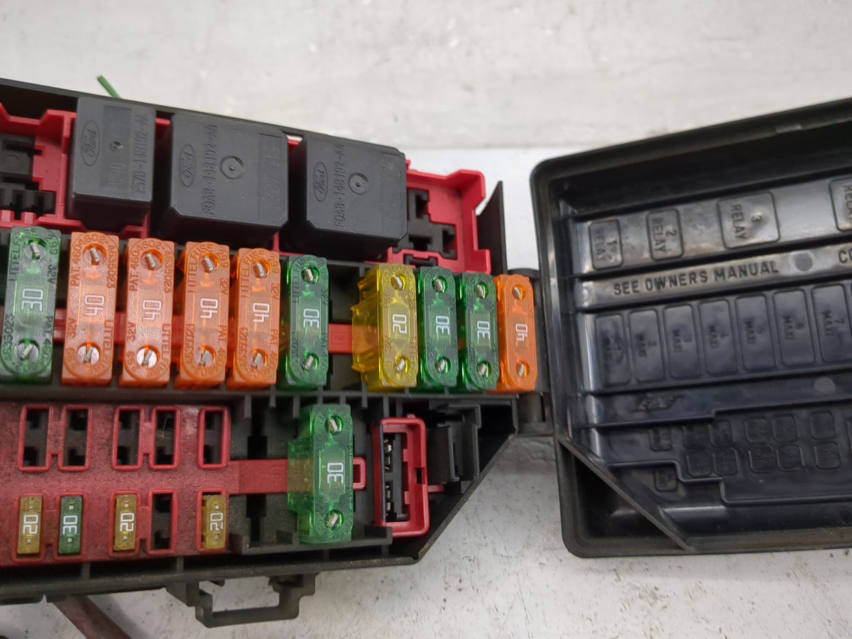 2001-2002 Ford Mustang Fusebox Fuse Box Panel Relay Module P/N:F8ZB-14A003-C Fits Fits 2001 2002 OEM Used Auto Parts - Oemus
