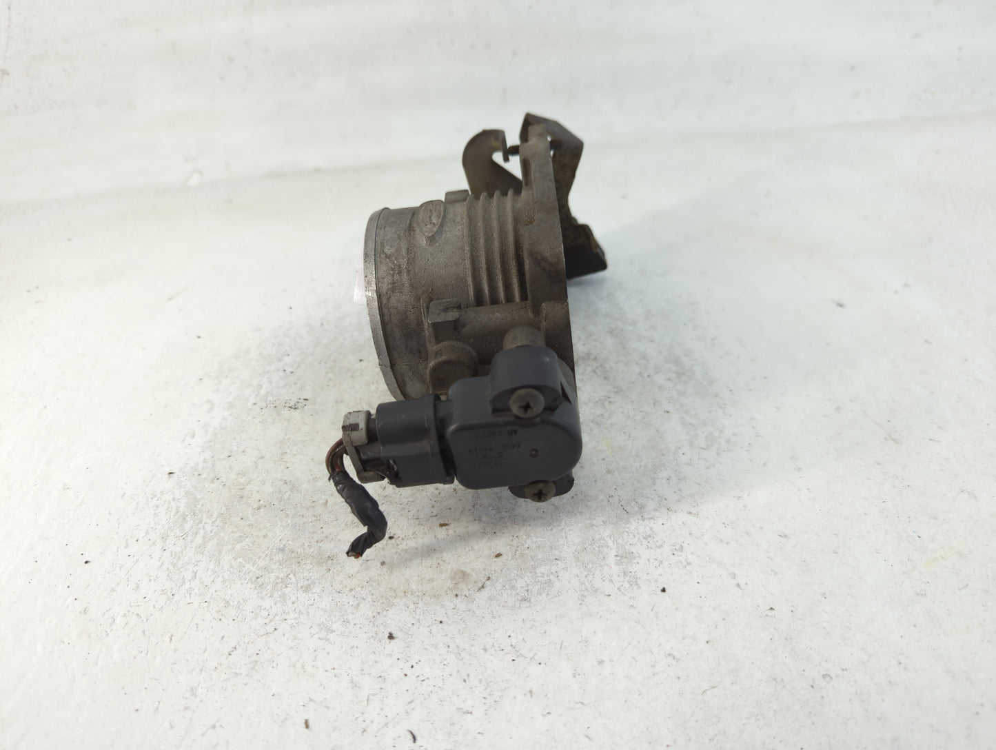 2002-2004 Ford Mustang Throttle Body P/N:F48F-98989 Fits Fits 2002 2003 2004 OEM Used Auto Parts - Oemusedautoparts1.com