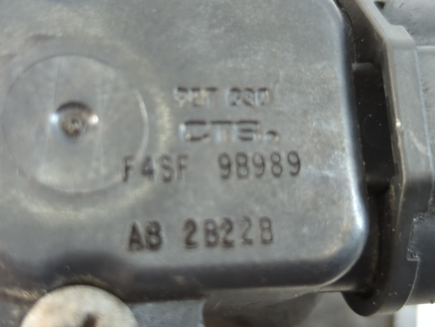 2002-2004 Ford Mustang Throttle Body P/N:F48F-98989 Fits Fits 2002 2003 2004 OEM Used Auto Parts - Oemusedautoparts1.com